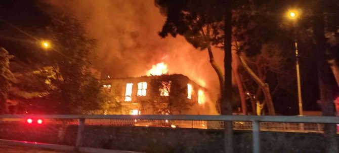İ̇zmir’de 2 Katlı Bina Alev Alev Yandı