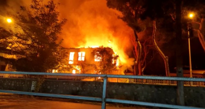 İ̇zmir’de 2 Katlı Bina Alev Alev Yandı