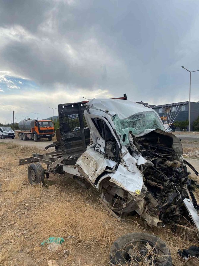 Kontrolsüz Hemzemin Geçitte Tren Kamyonete Çarptı: 1 Ölü