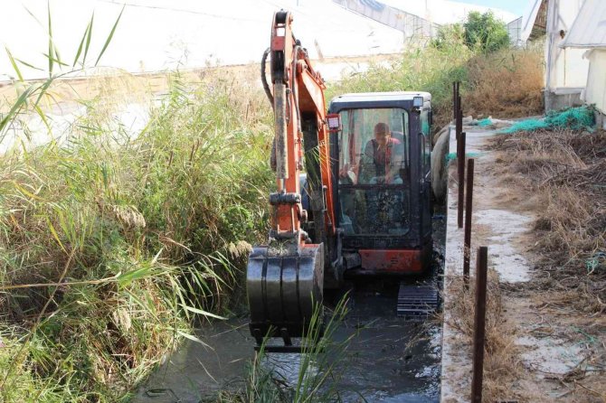 Kaş’ta Taşkınlara Karşı Kanal Temizliği