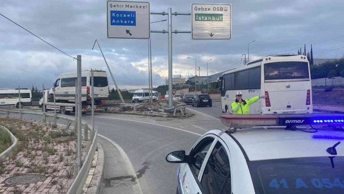 Bariyere Çarpan Servis Aracının Sürücüsü Yaralandı