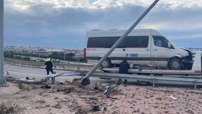 Bariyere Çarpan Servis Aracının Sürücüsü Yaralandı