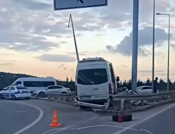 Bariyere Çarpan Servis Aracının Sürücüsü Yaralandı