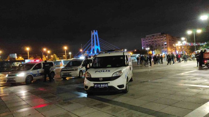 Kentin Göbeğinden Tekme Tokat Birbirlerine Girdiler