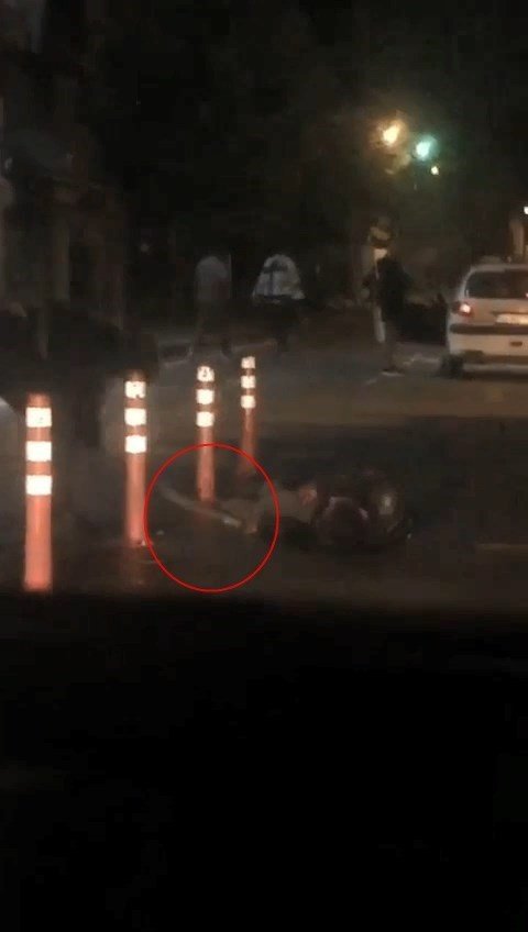Husumetlisinin Sokak Ortasında Kolunu Bacağını Kırdı, O Anlar Kamerada