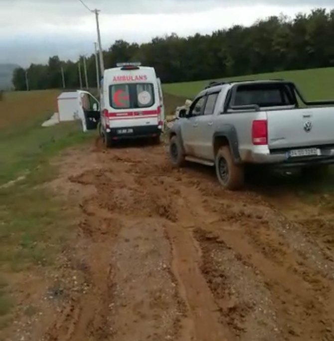 Çamura Saplanan Ambulansı Traktör İle Çektiler