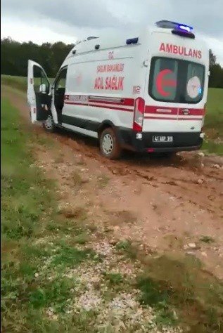 Çamura Saplanan Ambulansı Traktör İle Çektiler