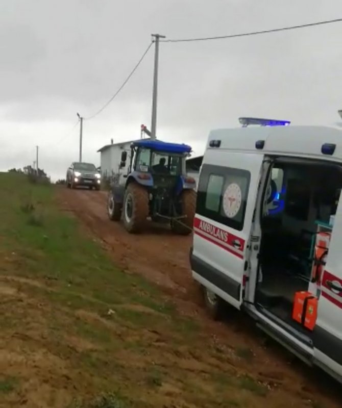 Çamura Saplanan Ambulansı Traktör İle Çektiler