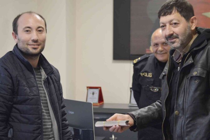 Yolda Bulduğu 28 Bin Tl’yi Sahibine Teslim Etti