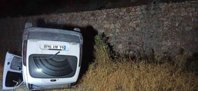 Kontrolden Çıkan Hafif Ticari Araç Takla Attı : 2 Yaralı