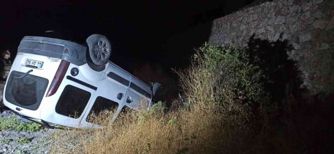 Kontrolden Çıkan Hafif Ticari Araç Takla Attı : 2 Yaralı