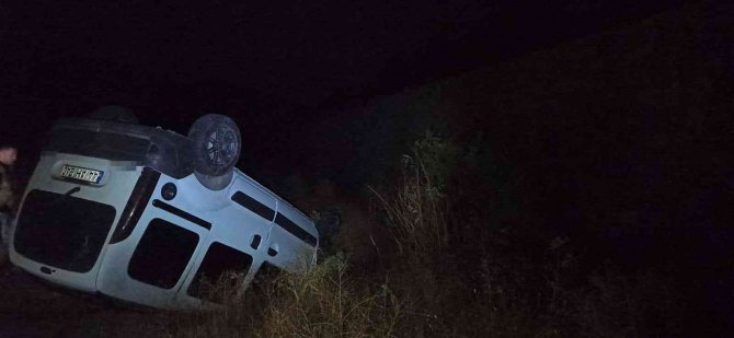 Kontrolden Çıkan Hafif Ticari Araç Takla Attı : 2 Yaralı
