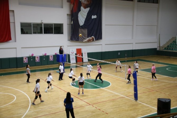 Voleybol Müsabakasında Meme Kanserine Dikkat Çektiler