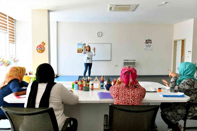 Mola Evinde Veliler De Okuma-yazma Öğreniyor