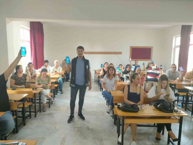 Mersin’de ’En İ̇yi Narkotik Polisi Anne’ Eğitimi