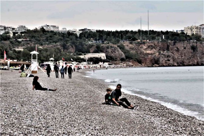 Milyonlarca Turistin Akın Ettiği Dünyaca Ünlü Sahilde Yağmur Sessizliği