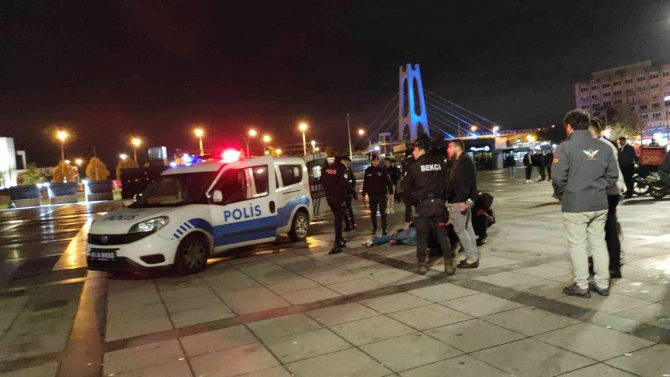 Kentin Göbeğinden Tekme Tokat Birbirlerine Girdiler