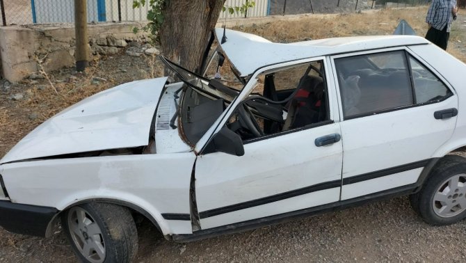 Osmaniye’de Ağaca Çarpan Otomobildeki Karı Koca Yaralandı