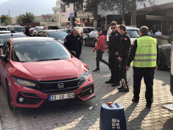 Otomobilin Motor Kısmına Giren Yavru Kedi Kurtarıldı