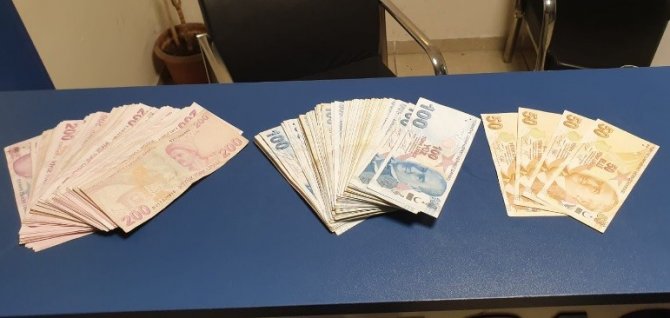 Yolda Bulduğu 28 Bin Tl’yi Sahibine Teslim Etti