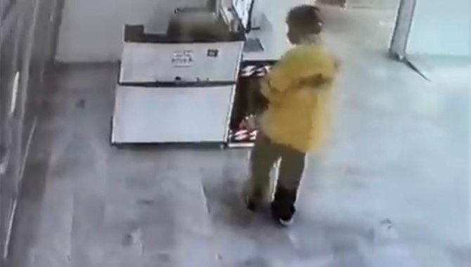 Sancaktepe’de Pes Dedirten Görüntü: Motokurye Sma’lı Bebeğin Yardım Kumbarasını Çaldı