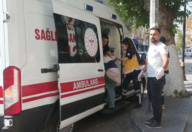 Başını Duvarlara Vurup Saçlarını Yoldu