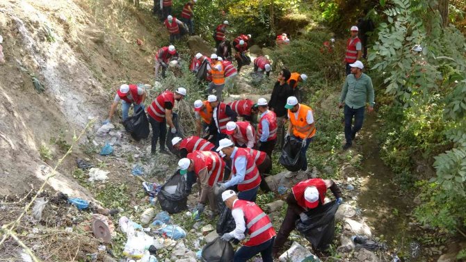Şemdinli’de Gönüllüler Bir Olup İlçeyi Çöpten Arındırdı