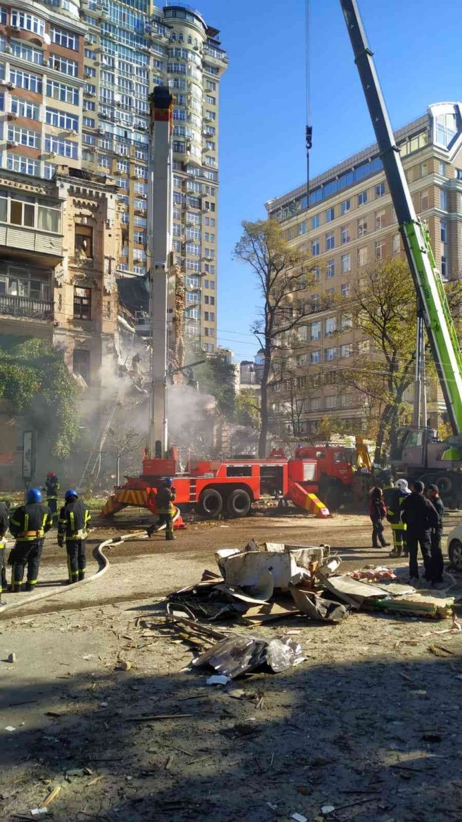 Zelenskiy: "Düşman Kentlerimize Saldırabilir Ama Bizi Parçalayamayacak"