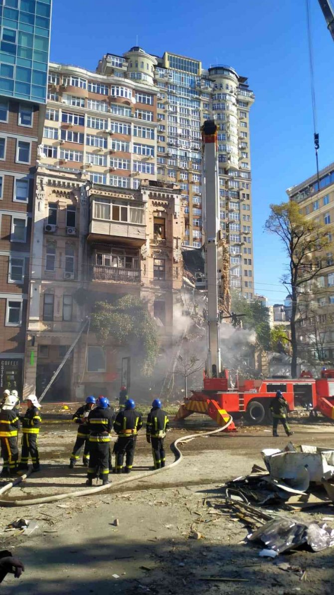 Zelenskiy: "Düşman Kentlerimize Saldırabilir Ama Bizi Parçalayamayacak"