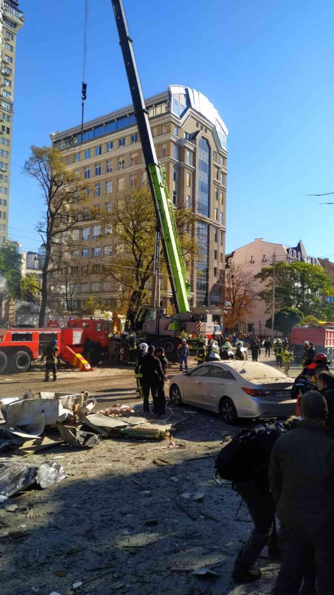 Zelenskiy: "Düşman Kentlerimize Saldırabilir Ama Bizi Parçalayamayacak"