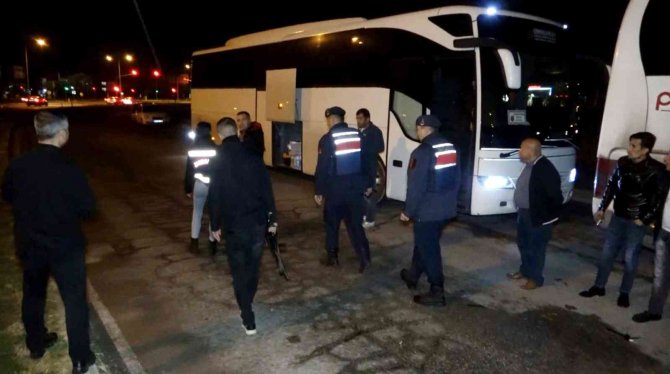 Aksaray’da Otobüsten Kaçan Sınır Dışı Mülteci Emniyet Ve Jandarmayı Alarma Geçirdi