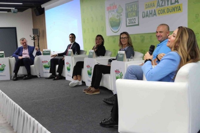 Milli Dalışçı Şahika Ercümen: "Atıkların Yüzde 85’i Denizin Altında"