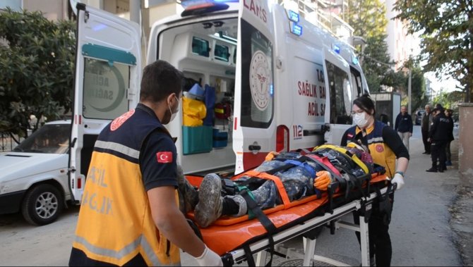 5. Kattan Düşen İnşaat İşçisini Kumlu Yumuşak Zemin Kurtardı
