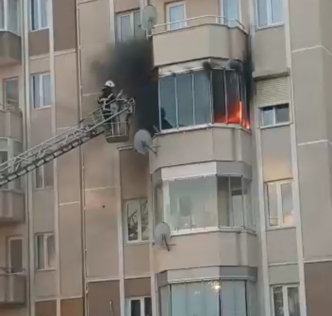 Tekirdağ’da Korkutan Yangın: İ̇tfaiye Erinin Alevlerle Mücadelesi Kamerada