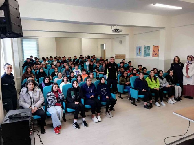 Zile’de Öğrencilere “Polislik Mesleği Ve Nasıl Polis Olunur” Anlatıldı