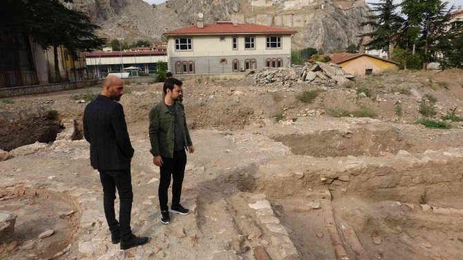 Okulun Temel Kazısında Ortaya Çıkmıştı, Tahrip Edildi