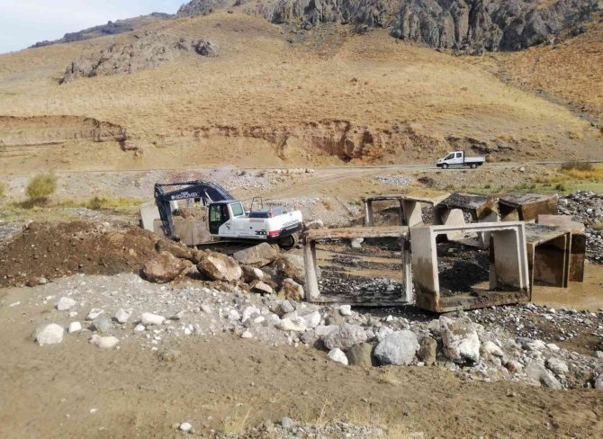 Van Büyükşehir Belediyesinden Yol Çalışması