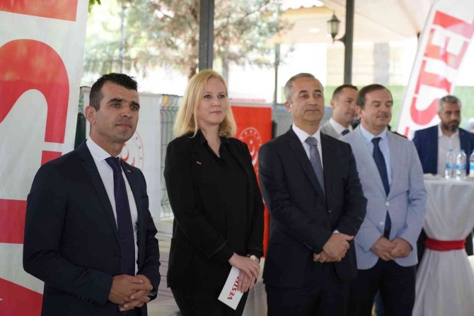 Vestel’den Görme Engelli Öğrencilere Wewalk Akıllı Baston Desteği