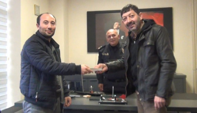 Yolda Bulduğu 28 Bin Tl’yi Sahibine Teslim Etti