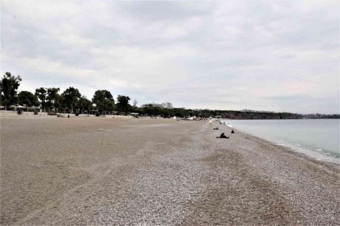 Milyonlarca Turistin Akın Ettiği Dünyaca Ünlü Sahilde Yağmur Sessizliği