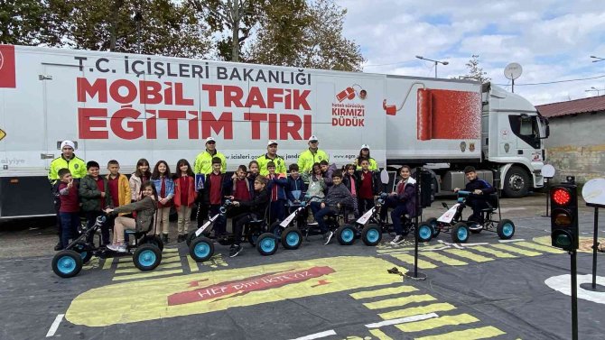 Öğrencilere Mobil Eğitim Tırında Trafik Eğitimi Verildi