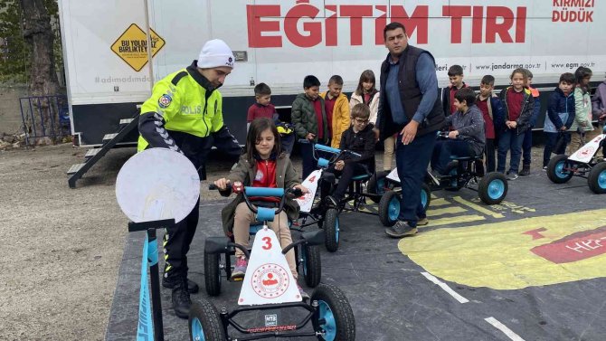 Öğrencilere Mobil Eğitim Tırında Trafik Eğitimi Verildi