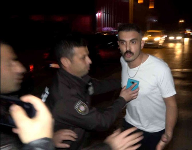 Alkollü Çıktı, Basın Mensubunu Darp Edip Kamerasını Kırdı