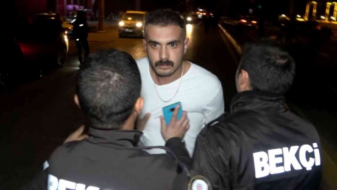 Alkollü Çıktı, Basın Mensubunu Darp Edip Kamerasını Kırdı