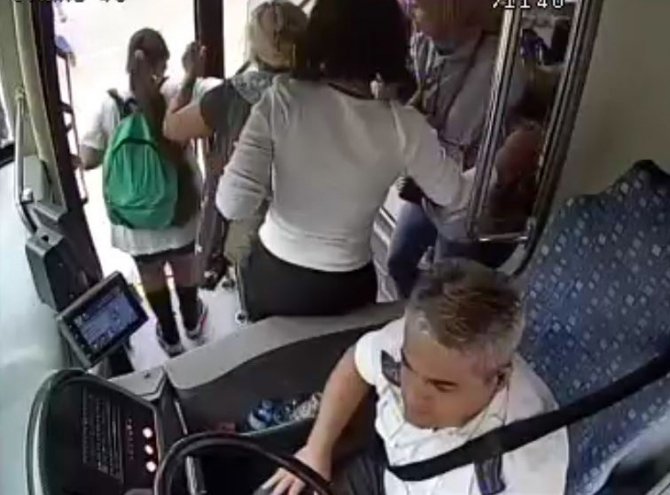 Halk Otobüsünde Fenalık Geçiren Kadının İmdadına Şoför Yetişti