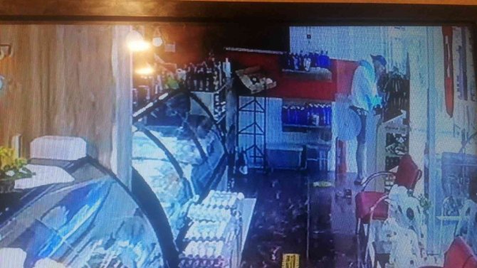 Turist Görünümlü Şahsın, Otomobil Hırsızlığı Kamerada