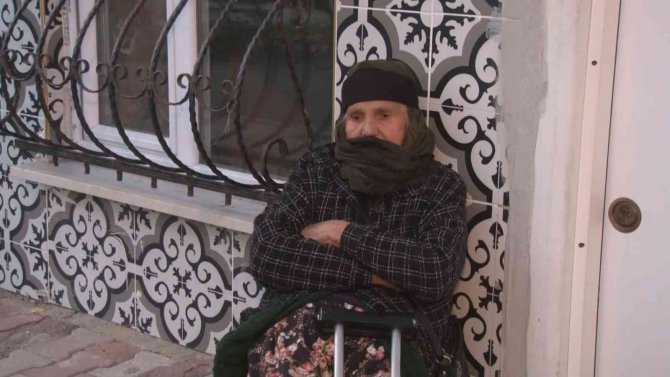 Arnavutköy’de Ev Sahibinin Oturdukları Daireyi Satmasıyla 84 Yaşındaki Çift Dışarıda Kaldı