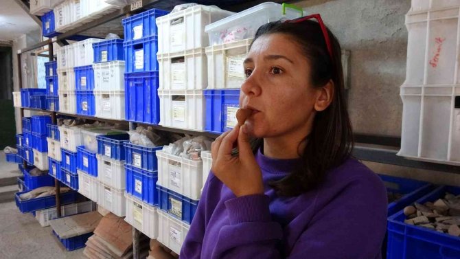 Assos’ta Çocuk Mezarlarına Hediye Olarak Konulan 2 Bin Yıllık Düdük Bulundu