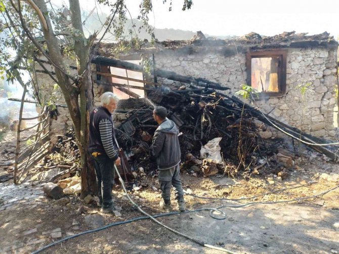 Karacasu’da Müstakil Ev Çıkan Yangında Küle Döndü