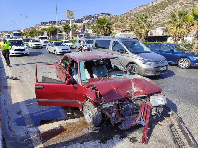 Park Halindeki Ticari Araca Arkadan Çarptı: Biri Çocuk 3 Yaralı